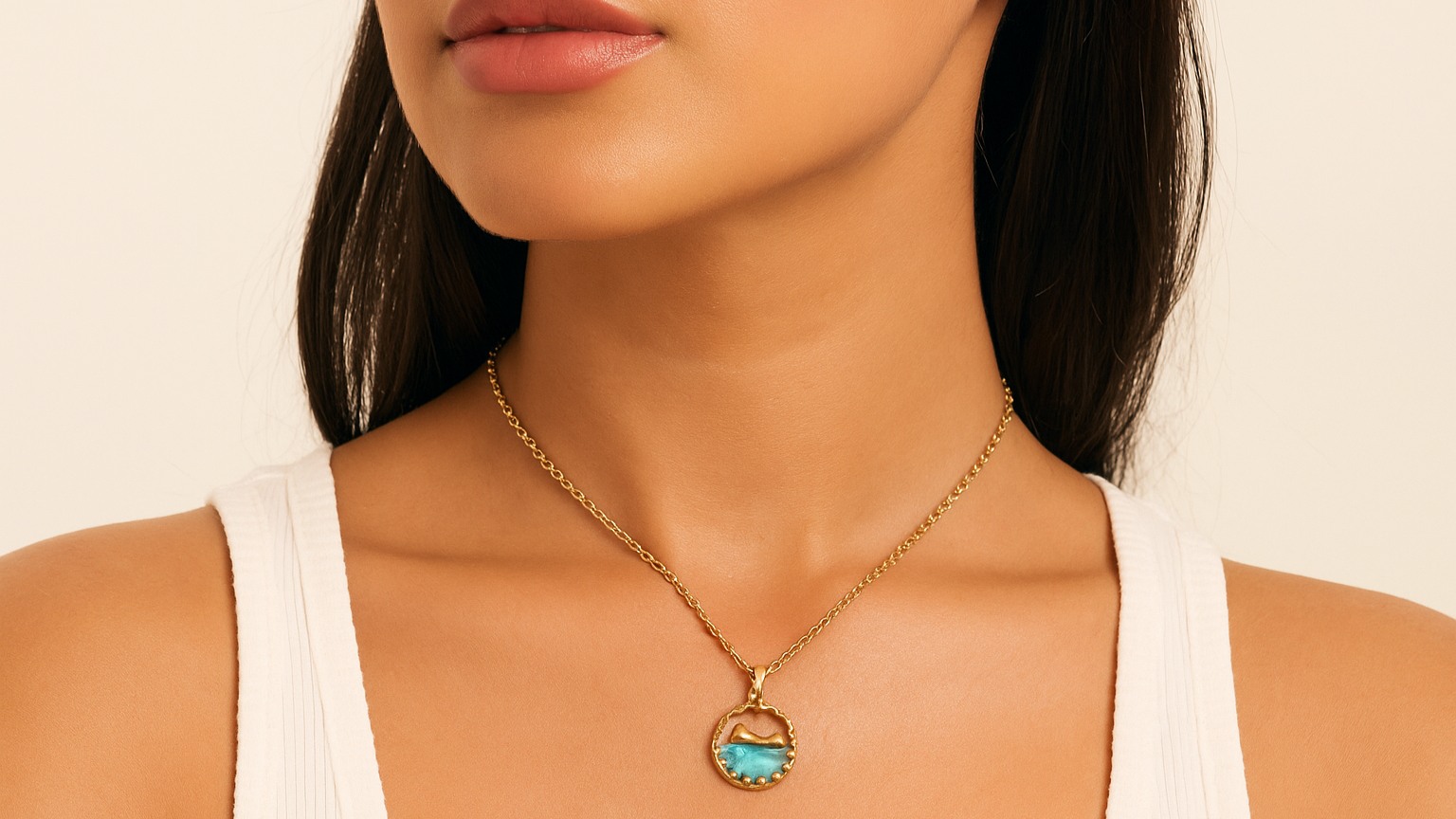Woman wearing minimal gold chain necklace from Oh Glam Jewels – everyday jewellery